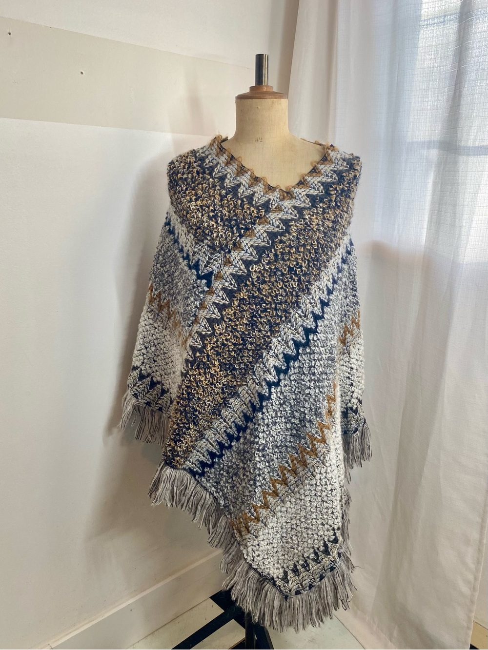 Cherie Bliss NWT Boho Textured Fringe Cape Poncho